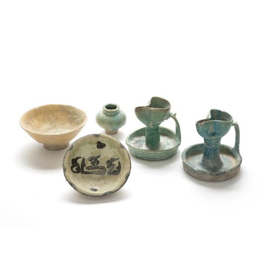 SUITE DE CINQ PIÈCES IRANIENNES DES XE ET XIIE SIÈCLES comprenant deux petites coupes, l'une calligraphiée, un petit modèle de vase ...