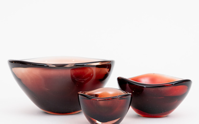 SVEN PALMQVIST. A set of 3 bowls, glass, red melange, signed, 3092/1, Orrefors.