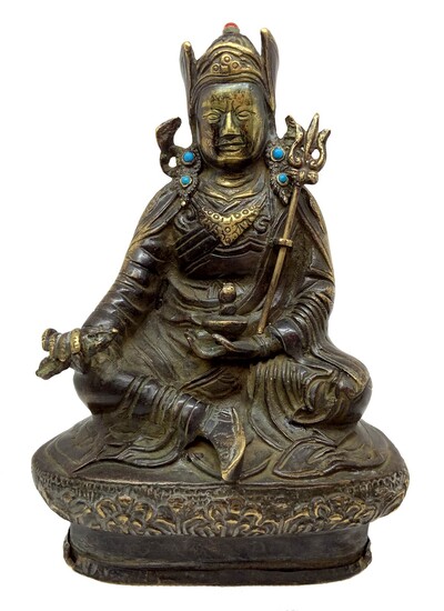Scultura in bronzo di Padmsambhava, raffigurata in posizione seduta che regge...