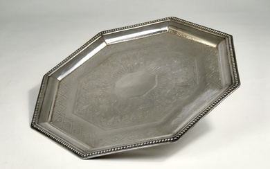 Serving tray, octagonal with orientalised pattern, silver-plated, 33 x 33 cm.