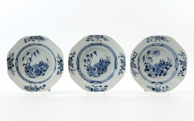 Set van drie achttiende eeuwse Chinese borden in porselein met een blauwwit...