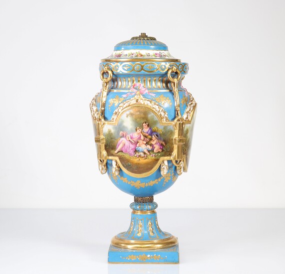 Sèvres pied de lampe en porcelaine peint en cartouches de scènes romantiques 19ème