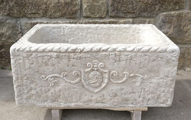 Sink with heraldic coat of arms - 79 x 46 cm. - Biancone marble from Asiago - Second half 20th century
