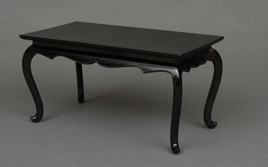 Small black Lacquered table - Lacquered wood - Elegant black lacquered table for okimono or ikebana display - Japan - Taishō period (1912-1926)