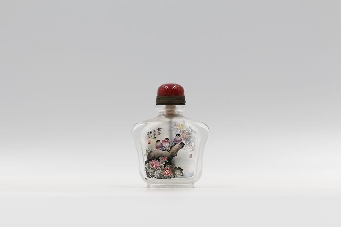Snuff bottle - Glass - Flowers and Birds - By Lin Qing - China - 21st century