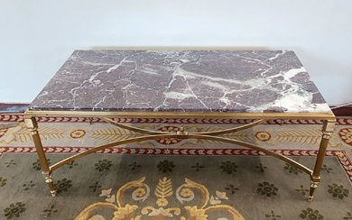 TABLE BASSE piètement en bronze, dessus de marbre H : 45,5 cm L : 110...