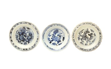 THREE CHINESE BLUE AND WHITE BARBED DISHES 明 青花葵口盤一組三件