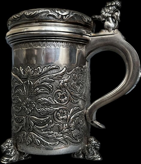 Tankard, A large mug with a lid with lions - .835 silver - Germany - First half 20th century