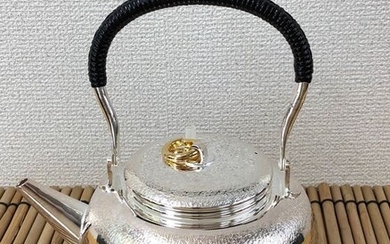 Teapot - Sterling silver and wooden boxes - A fine silver pot - Original tomobako with signature and seal 'Jungindo' 純銀堂 - Japan - Heisei period (1989-2019)