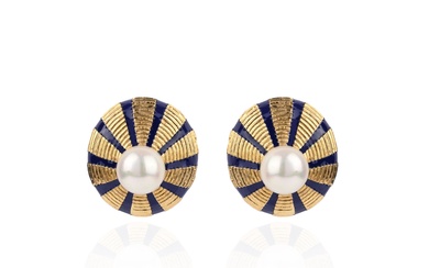 Tiffany & Co, une paire de clips d'oreilles en perles de culture et émail, vers...