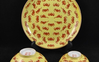 Tongzhi Imperial bowls, dish (3) - Famille rose - Porcelain - Yellow Ground Tongzhi Mark and of the period, Dish And Two Bowls Decorated With Bats - China - Tongzhi (1862-1874)