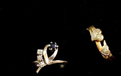 Trois bagues en or 18K (750°/00) : l’une à motifs de cœurs ornés de diamants,...