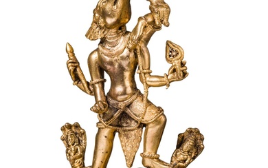 Une figurine guillochée tibétaine/népalaise de Varaha et Bhudevi, 18th/19th century Bronze doré au feu, travaillé...