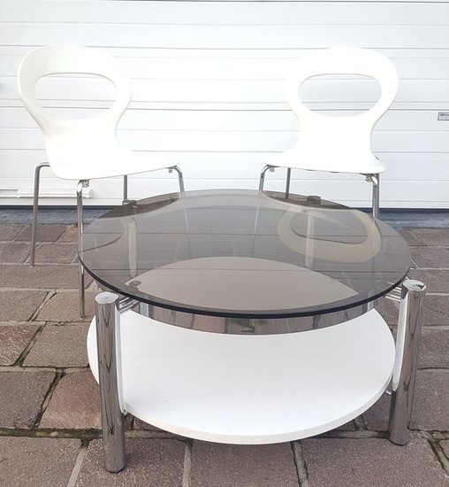 Unknown - Coffee table, with a chromed frame and a glass top - diameter 90 cm - plus two chairs (3)