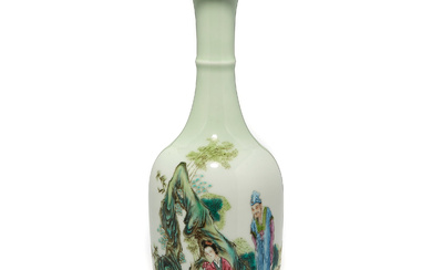 Vase Kina. 1900-tallet. Høyde 36 cm Oval vase med høy...