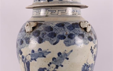 Vase et couvercle en porcelaine bleu/blanc, Chine, XIXe siècle. Décor bleu sous glaçure de personnages...