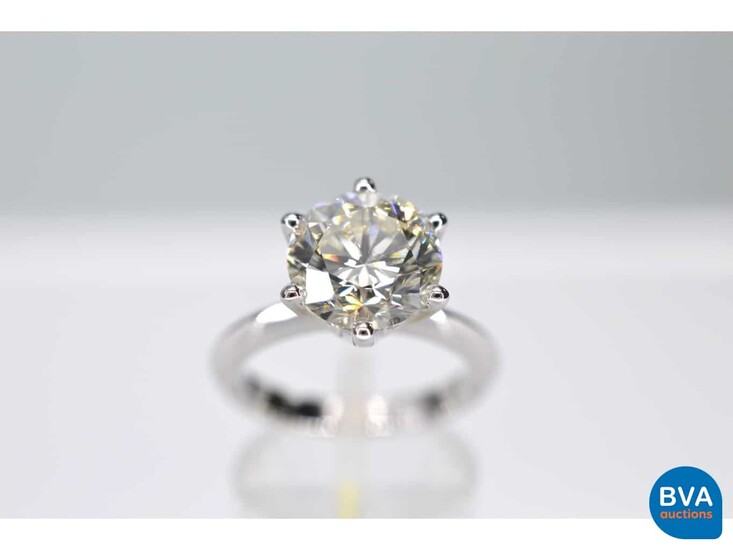 White gold ring with a large, brilliant cut diamond of 4.02 carat.
