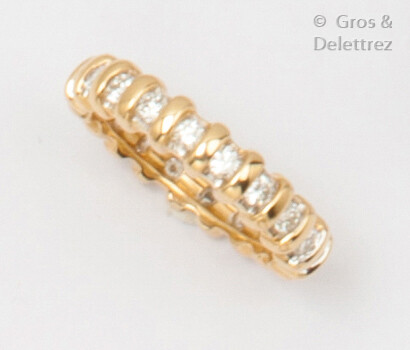 Yellow and white gold wedding band entirely set with brilliant-cut diamonds. Finger size: 54. P. Rough: 6g.