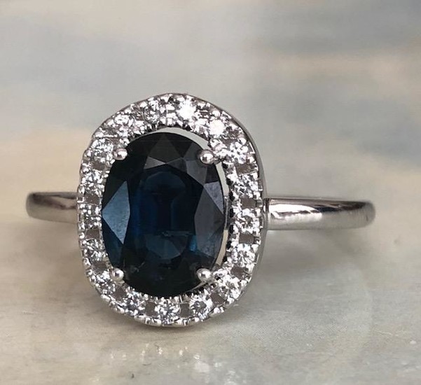 18 kt. White gold Ring with 2.00 ct Sapphire and