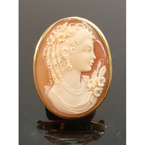 18ct gold framed carved Italian shell cameo pendant brooch: ...