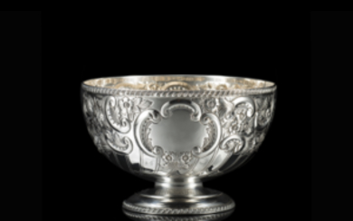 A silver bowl. London, 1898, silversmith William Hutton & Sons Ltd (d. cm 21xh. cm 13.5 ca.) (gr 570 ca.)...