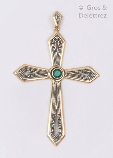 9K gold and openwork silver "Cross" pendant, decorated with an emerald and rose-cut diamonds. Dimensions: 5.5 x 4cm. Rough weight : 8,4g.