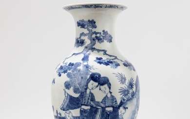 A BLUE AND WHITE PORCELAIN VASE, China, Qing dynasty, late 19th century, h cm 44,3