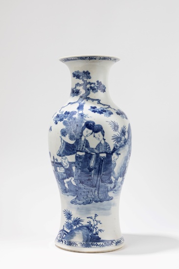 A BLUE AND WHITE PORCELAIN VASE, China, Qing dynasty, late 19th century