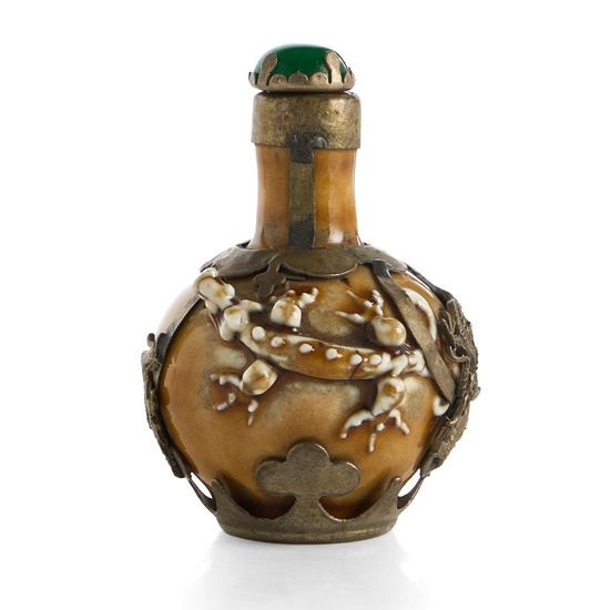 A Chinese snuff bottle, first half of the 19th century, decorated with dragons.
