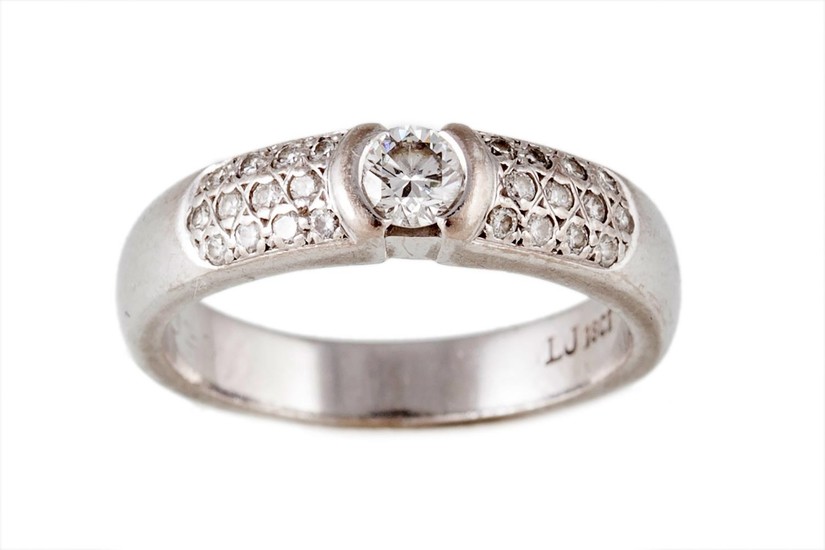 A DIAMOND DRESS RING, with pave shoulders, of approx. 0.50ct...