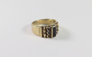 A GEMSTONE, ONYX AND 9ct GOLD RING