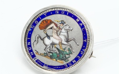 A GEORGE III ENAMELLED COIN BROOCH, DATED 1920 AND DEPICITNG SAINT GEORGE AND THE DRAGON, DIAMETER 42MM (INCLUDING FRAME), 34GMS