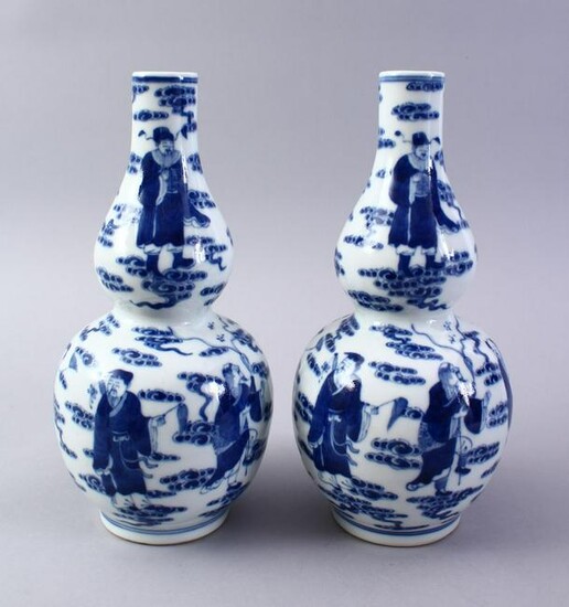 A GOOD PAIR OF CHINESE BLUE & WHITE PORCELAIN DOUBLE