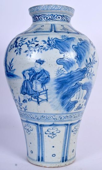 A LARGE CHINESE BLUE AND WHITE PORCELAIN VASE, painted