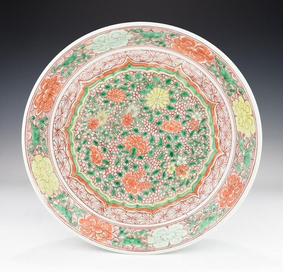 A LARGE CHINESE KANGXI PERIOD FAMILLE VERTE PLATE
