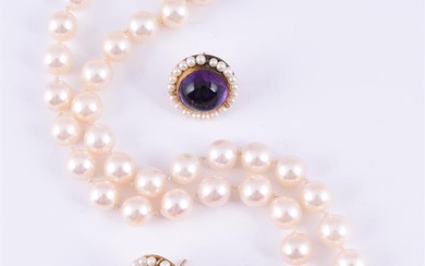 A PAIR OF AMETHYST EARRINGS AND A CULTURED PEARL NECKLACE