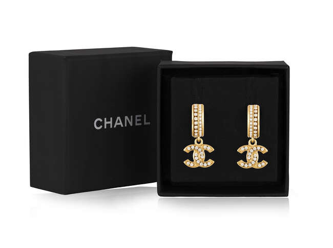 A PAIR OF COSTUME PENDENT EARRINGS, BY CHANEL...