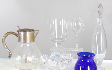 A QUANTITY OF 20TH CENTURY GLASS INCLUDING A SWEDISH BOWL.