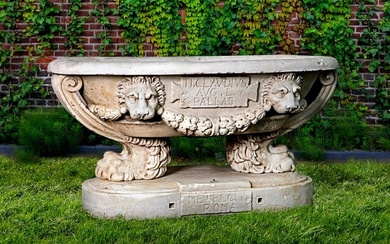 A SCULPTED WHITE MARBLE BASIN IN RENAISSANCE STYLE, LATE 20TH CENTURY