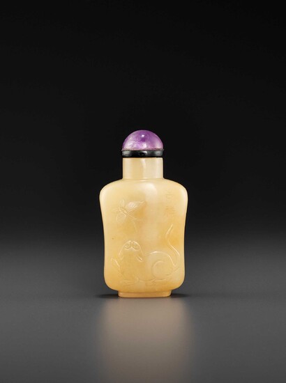 A YELLOW JADEITE ‘CAT AND BUTTERFLY’ SNUFF BOTTLE, QING DYNASTY 清代黃翡翠“小貓撲蝶”圖鼻烟壺