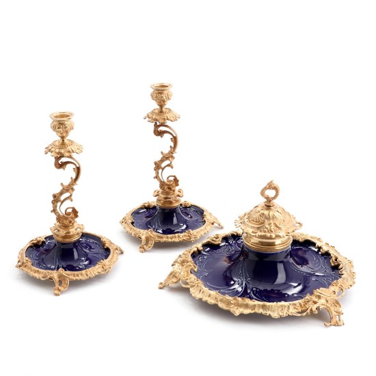 A cobalt blue faience and bronze inkwell and a pair of candlesticks. Late 20th century. Inkwell H. 16. Candlesticks H. 24 cm. (3)