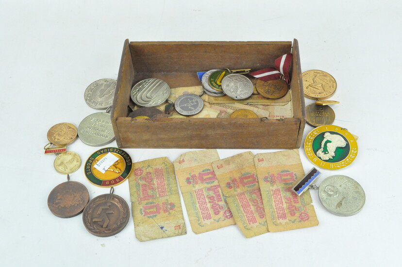 A collection of 20th century Russian medals and banknotes