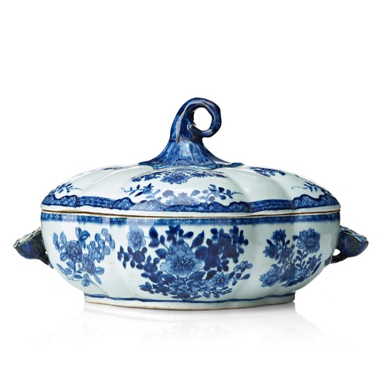 A melon shaped blue and white tureen with cover, Qing dynasty, Qianlong (1736-95).