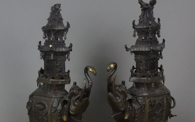 A pair of Koro incense burners in elephant shape - Japan 20th century, yellow bronze, patinated in shades of brown.
