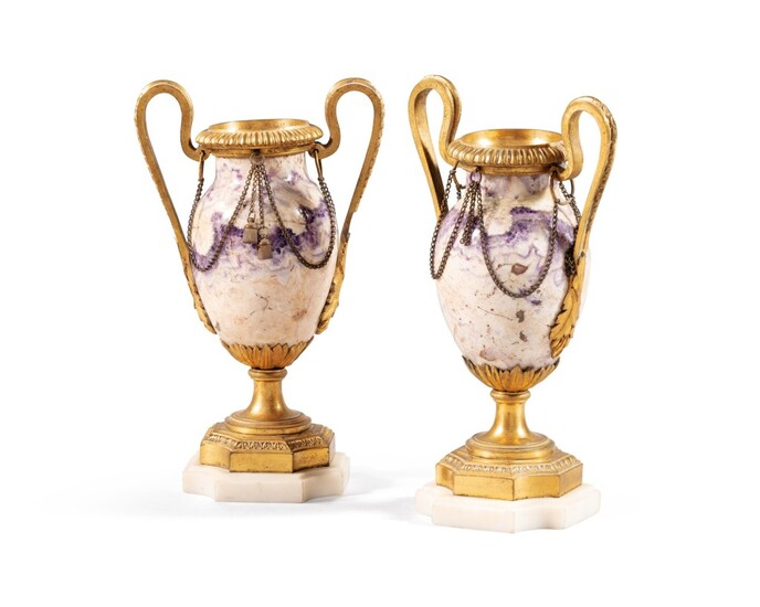 A pair of gilt-bronze mounted Blue John vases, late 18th century | Paire de petits vases en spath fluor à monture en bronze doré de la fin du XVIIIème siècle