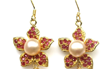 A pair of gold on 925 silver drop earrings set with cream pearls and rubies, L. 4.5cm.