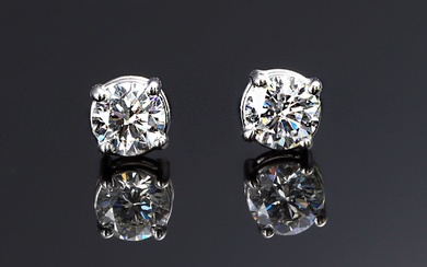 A pair of solitaire earrings in 18 kt. white gold, total 0.60 ct. (I/VS1-SI1) with IGI certificate (2)