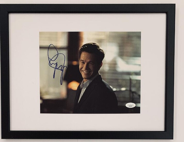 SOLD. A signed colour still photograph of the American actor Mark Wahlberg. – Bruun Rasmussen Auctioneers of Fine Art