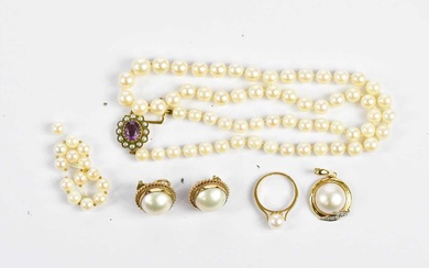 A string of cultured pearls with 9ct yellow gold clasp,...