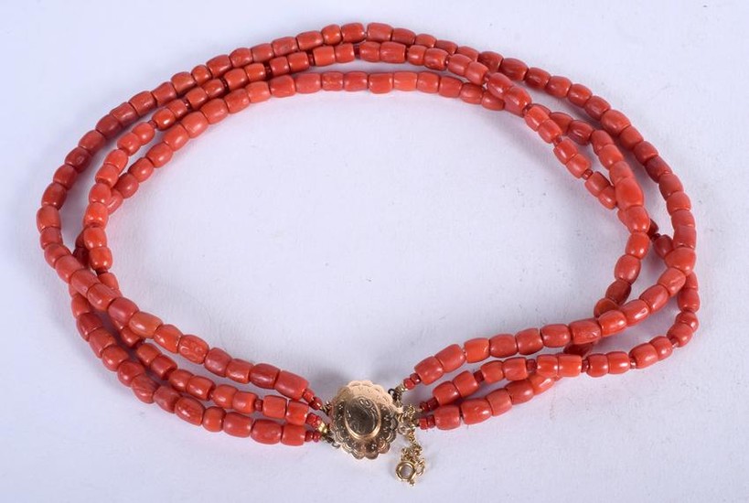 AN 18CT GOLD AND CORAL NECKLACE. 60 grams. Strand 34 cm
